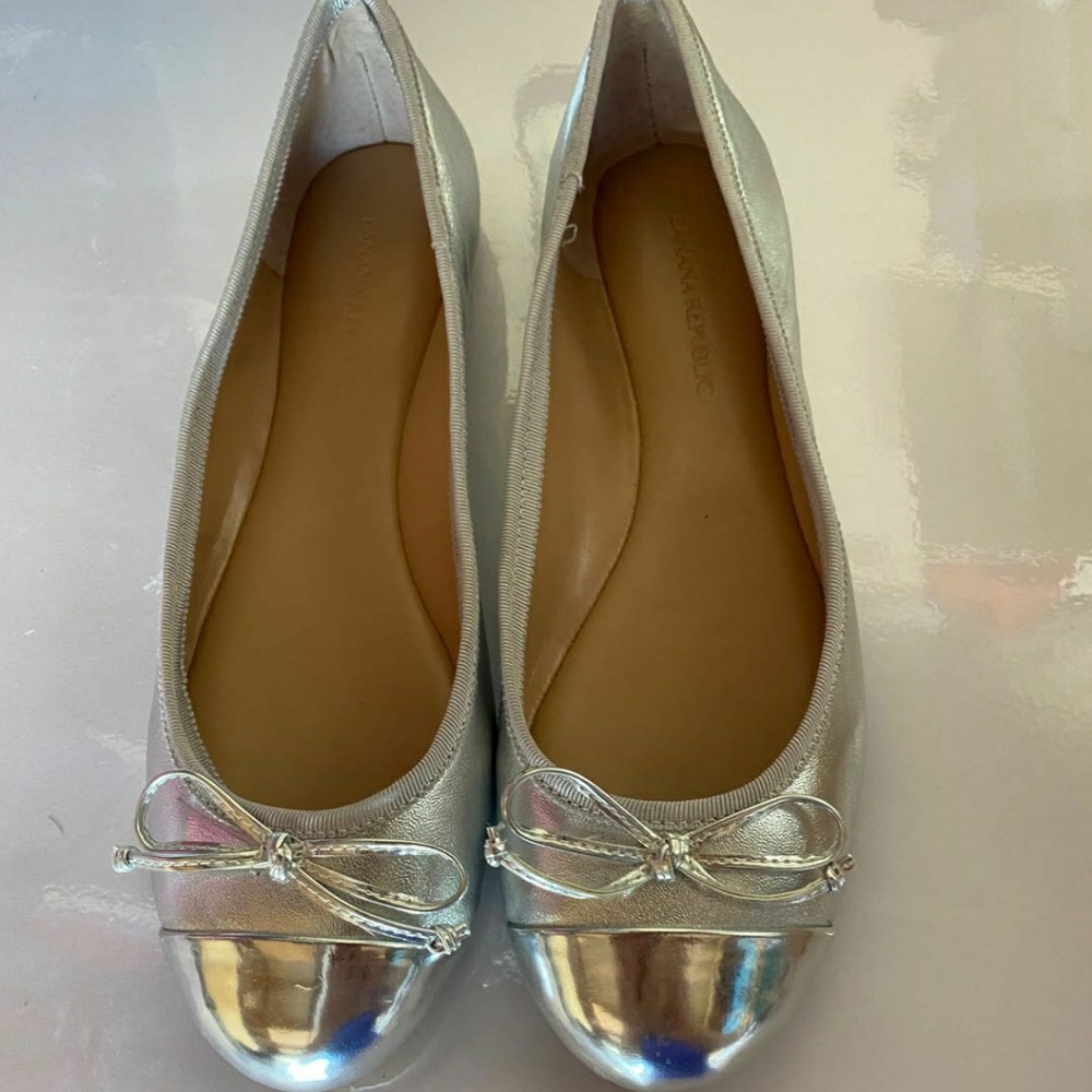 Brand new Banana Republic gold flat